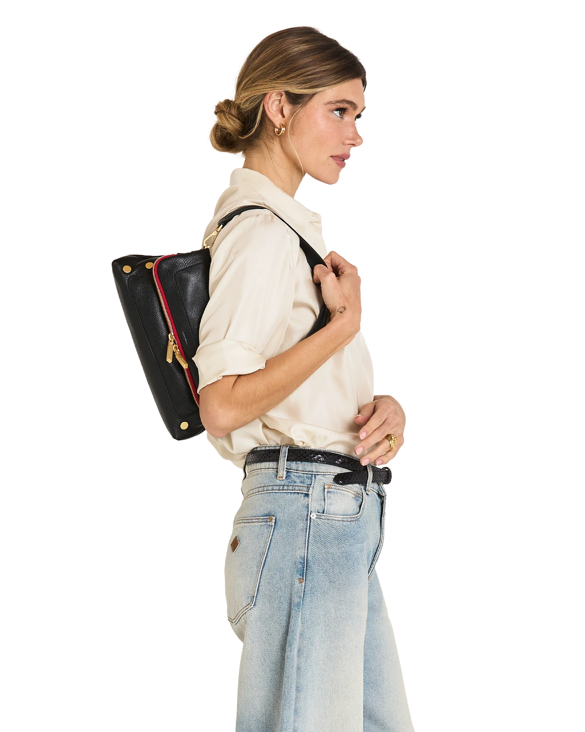 Side profile of the bag carried on the shoulder