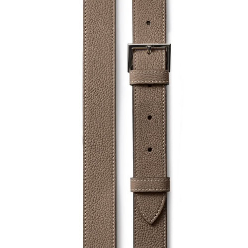 Detail of the shoulder strap and silver buckle